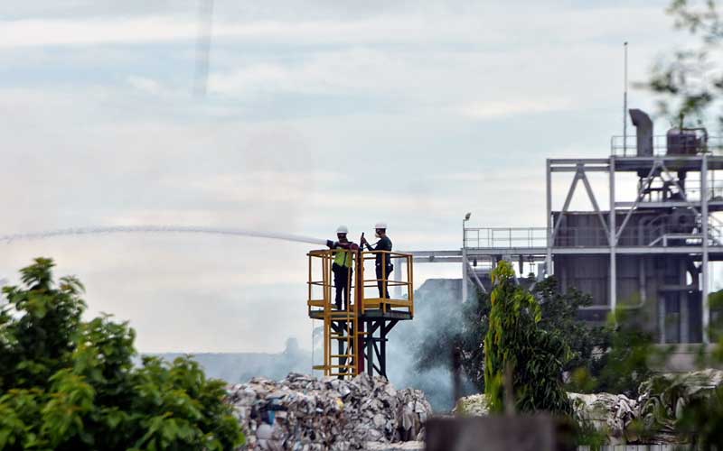  Pabrik Bahan Baku Kertas di Cikarang Terbakar