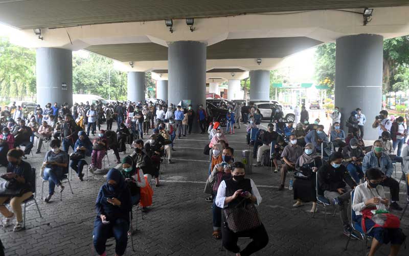  Ribuan Calon Penumpang Kereta Api Antre Rapid Test Covid-19 di Stasiun Gambir