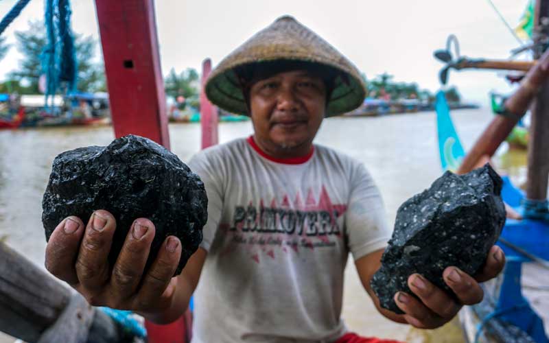  Nelayan di Batang Jawa Tengah Jaring Tangkap Ikannya Rusak Akibat Tersangkut Batu Bara