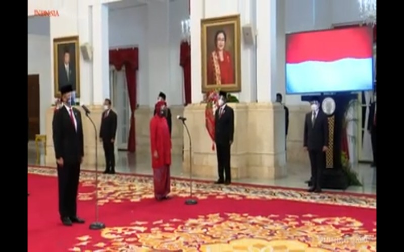  Kebaya Merah Mensos Risma di Pelantikan Menteri