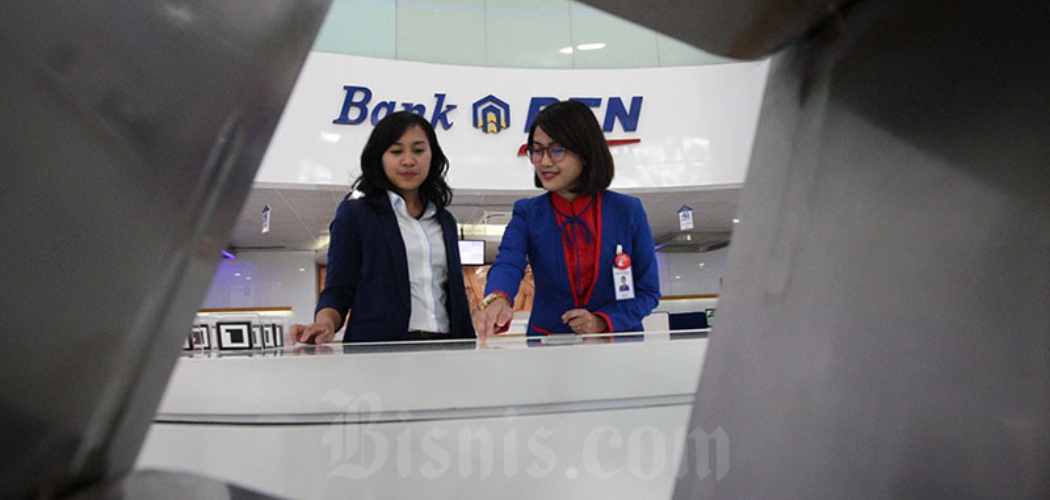 Karyawati PT Bank Tabungan Negara memberikan penjelasan mengenai produk perbankan kepada nasabah di Jakarta, Senin (8/12018)./Bisnis-Dedi Gunawanrn