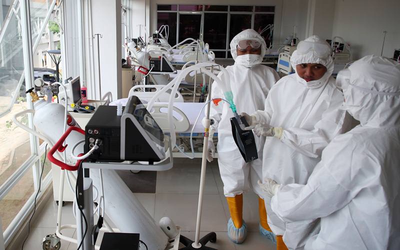 Petugas medis memeriksa kesiapan alat di ruang ICU Rumah Sakit Darurat Penanganan COVID-19 Wisma Atlet Kemayoran, Jakarta, Senin (23/3/2020). Presiden Joko Widodo yang telah melakukan peninjauan tempat ini memastikan bahwa rumah sakit darurat ini siap digunakan untuk karantina dan perawatan pasien Covid-19. Wisma Atlet ini memiliki kapasitas 24 ribu orang, sedangkan saat ini sudah disiapkan untuk tiga ribu pasien./Antara