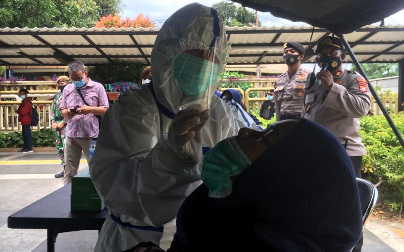Mantap! TNI-Polri Adakan Rapid Test Antigen Gratis di Stasiun Senen
