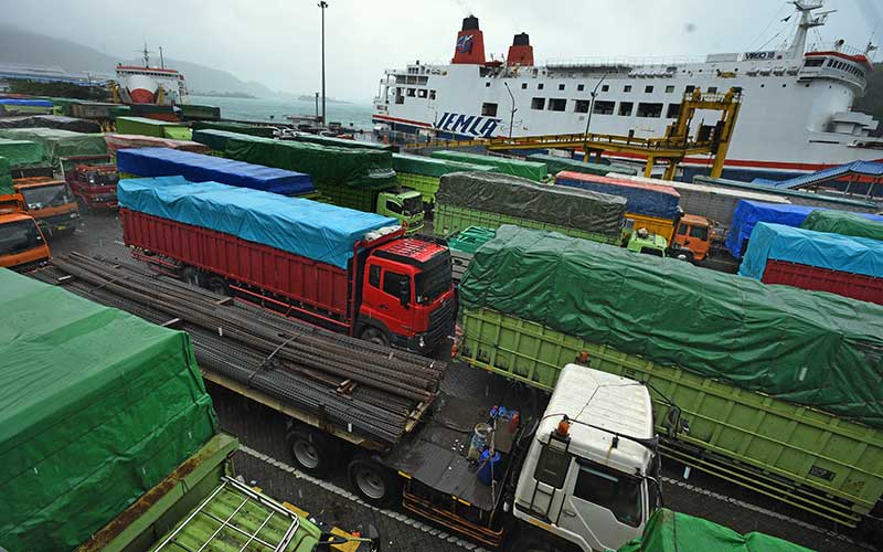  Penyebrangan Merak-Bakauheni Tersendat Akibat Cuaca Buruk