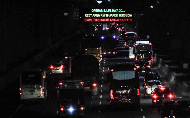  Arus Mudik Natal dan Tahun Baru di Tol Jakarta-Cikampek Terpantau Ramai Lancar