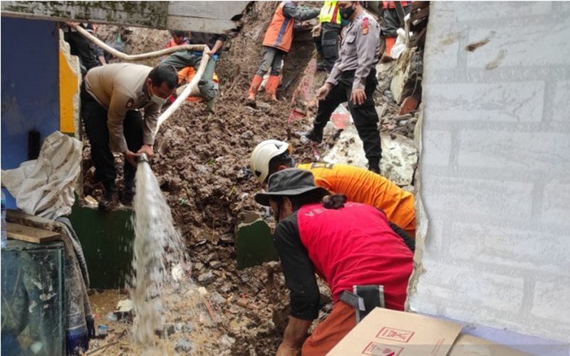  Tim SAR Masih Cari Seorang Korban yang Tertimbun Longsor di Lembang