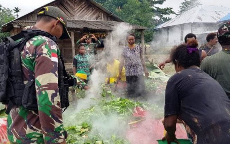  Satgas Yonif MR 413 Gelar Bakar Batu Bersama Warga Jayapura