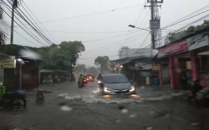 Jalan Pandugo, Rungut, Kota Surabaya, Jawa Timur, terendam banjir akibat hujan deras yang terjadi sejak Sabtu (5/12/2020) siang hingga sore./Antara