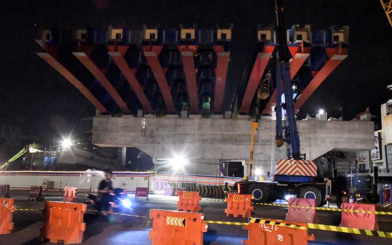  Pemasangan Balok Girder Proyek Jalan Tol Becakayu