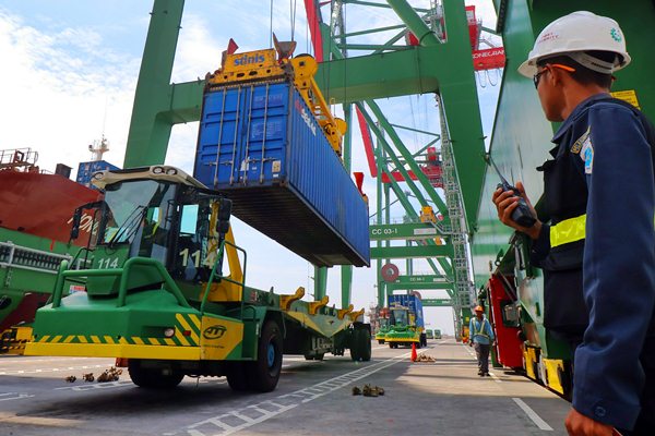 Petugas keamanan mengawasi proses bongkar muat kontainer di Terminal Teluk Lamong, Surabaya, Jawa Timur, Minggu (19/3)./Antara-Didik Suhartono