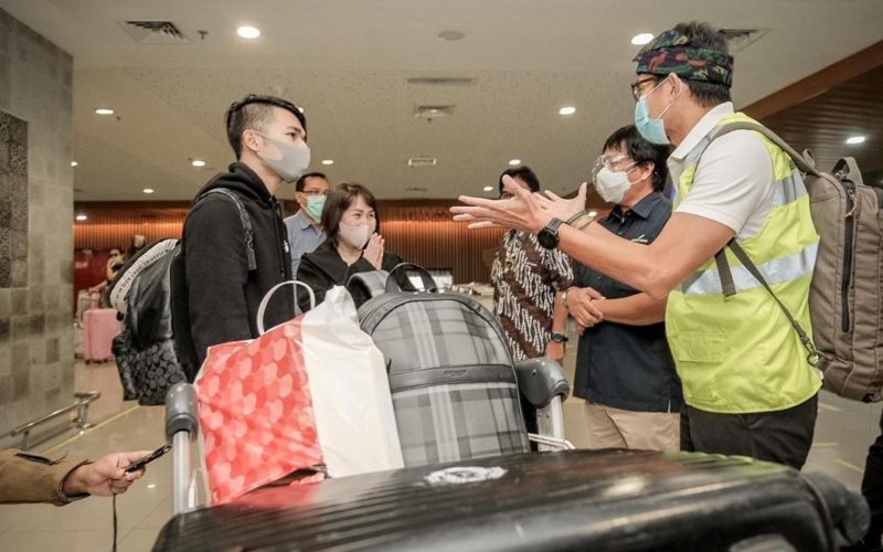 Menparekraf Sandiaga Uno meninjau penerapan protokol kesehatan di Bandar Udara I Gusti Ngurah Rai, Minggu (27/12/2020) - Dok. Kemenparekraf
