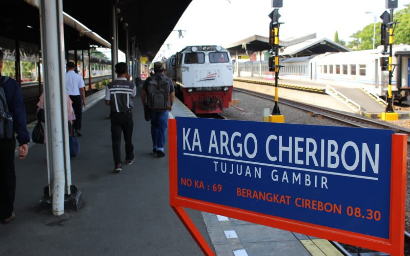  27 Ribu Lebih Penumpang Berangkat dan Datang di Stasiun Daop 3 Cirebon