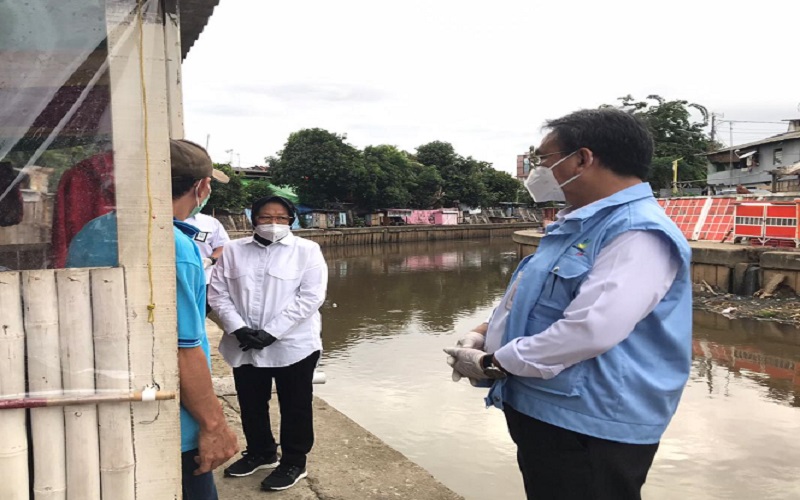  Sebelum Ngantor, Mensos Risma Blusukan ke Bantaran Kali Ciliwung 