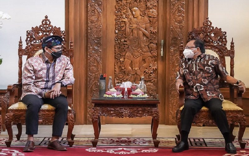 Menparekraf Sandiaga Uno bertemu Gubernur Bali I Wayan Koster, Minggu (27/12/2020) / Dok. Kementerian Pariwisata dan Ekraf 