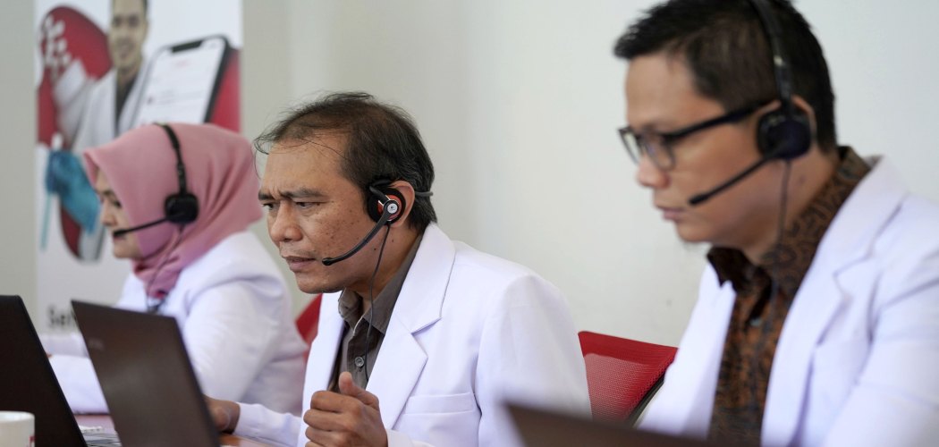 Dokter berkonsultasi dengan pasien dari jarak jauh menggunakan platform layanan kesehatan daring.  - Dimas Ardian/Bloomberg