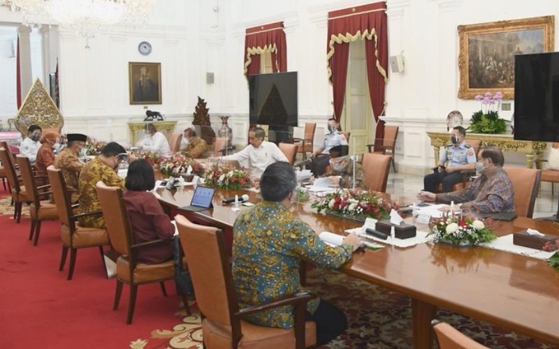 Wapres Ma'ruf Amin mendampingi Presiden Joko Widodo dalam rapat terbatas tentang Persiapan Penyaluran Bansos Tahun 2021 di Istana Merdeka, Jakarta, Selasa (29/12/2020)/Twitter-Kiyai_Ma'rufAmin