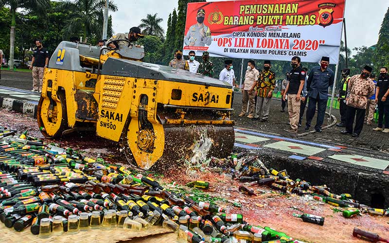  Jelang Tahun Baru, Polisi Musnahkan 3.775 Botol Miras dan 665 Liter Miras Oplosan di Ciamis