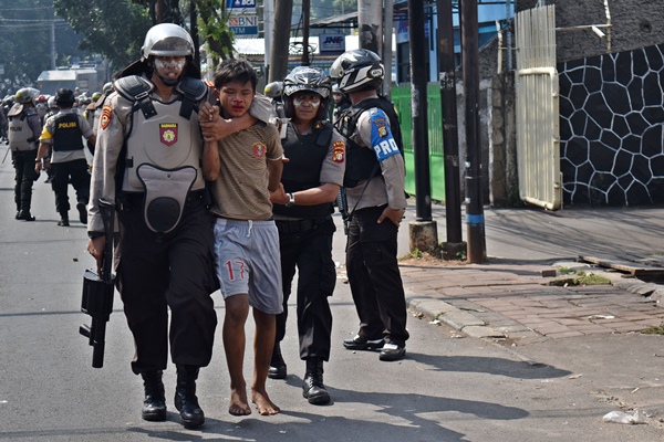  Usai Dibubarkan,  Aparat Gabungan \'Bersihkan\' Markas FPI di Petamburan