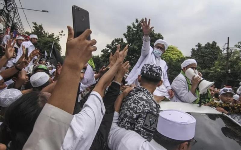 Imam Besar Front Pembela Islam (FPI) Habib Rizieq Shihab (kedua kanan) menyapa massa yang menyambutnya di Petamburan, Jakarta, Selasa (10/11/2020)./Antara