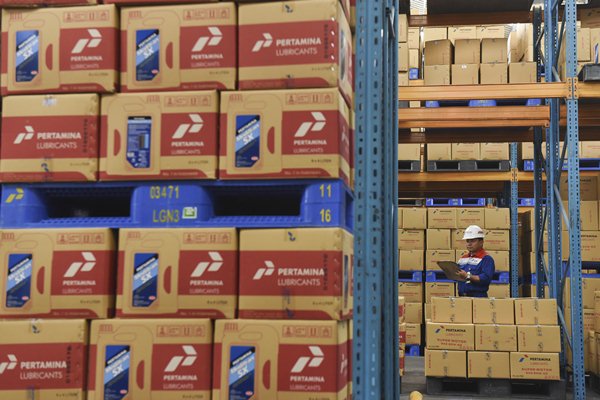 Petugas mendata produk yang tersedia dalam gudang di Pabrik Pertamina Lubricants, Gresik, Jawa Timur, Selasa (18/4)./Antara-Zabur Karuru