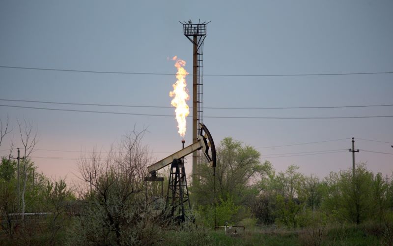 Pompa angguk di ladang minyak dan gas/Bloomberg-Andrey Rudakov