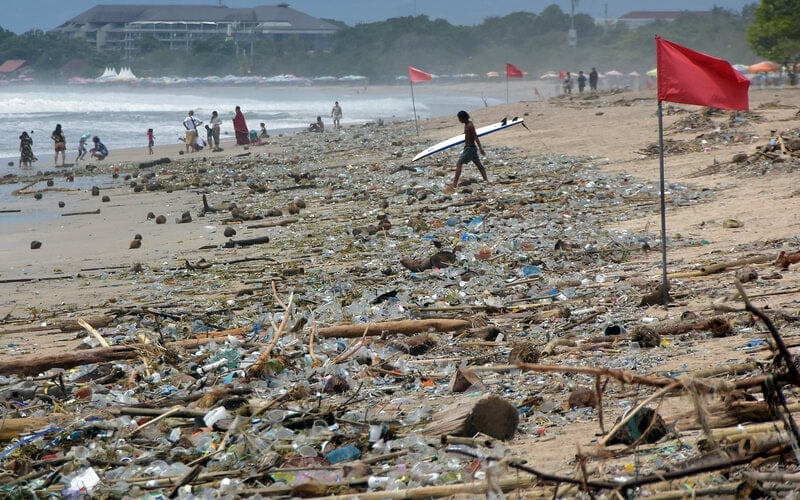  Fenomena Sampah Kiriman Tandai Akhir Tahun di Kuta