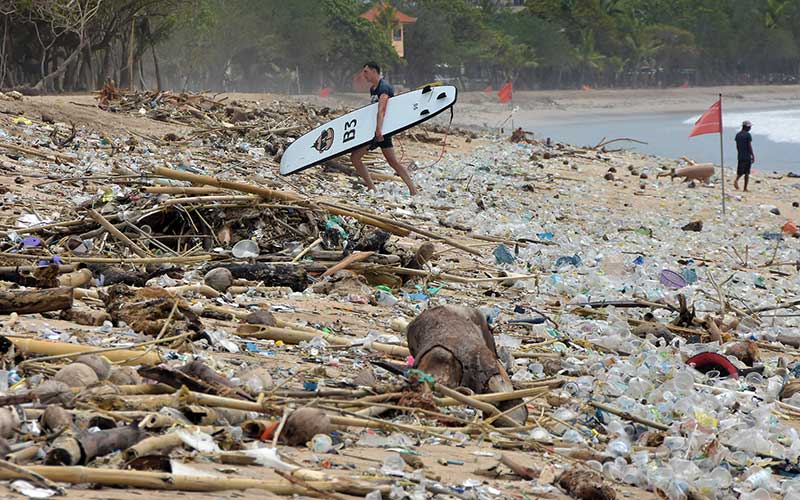  Jelang Pergantian Tahun, Pantai Kuta di Bali Dipenuhi Sampah