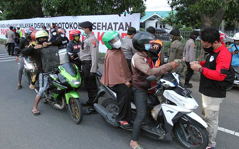  Polisi Lakukan Penyekatan Jalan Menuju Kota Surabaya
