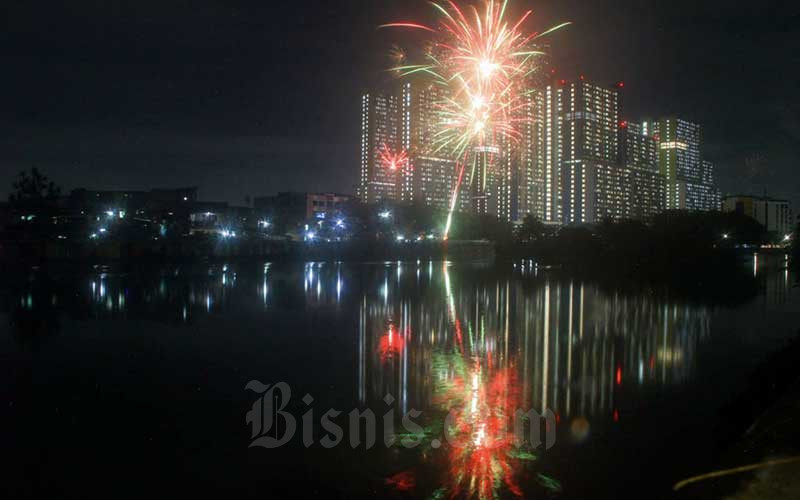  Pesta Kembang Api di Kawasan RSD Penanganan Covid-19 Komplek Wisma Atlet