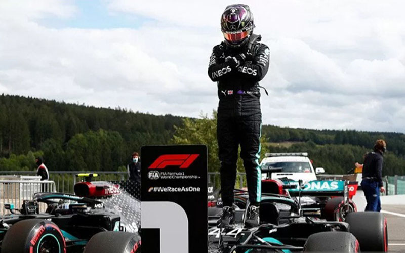  Lewis Hamilton Terima Gelar Ksatria dari Kerajaan Inggris
