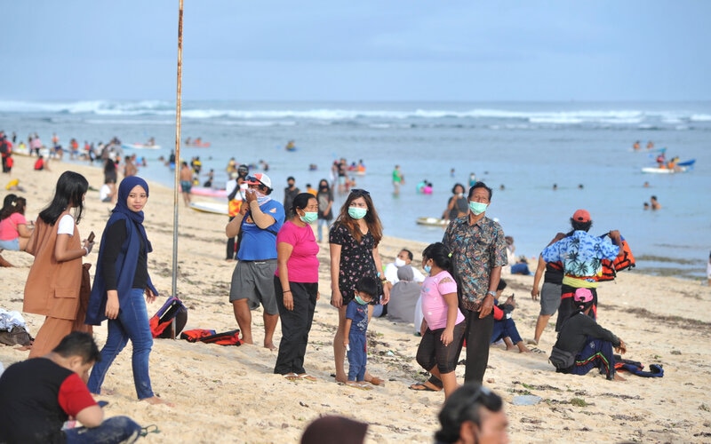  Desa Adat Diminta Pantau Wisatawan Berlibur di Pantai