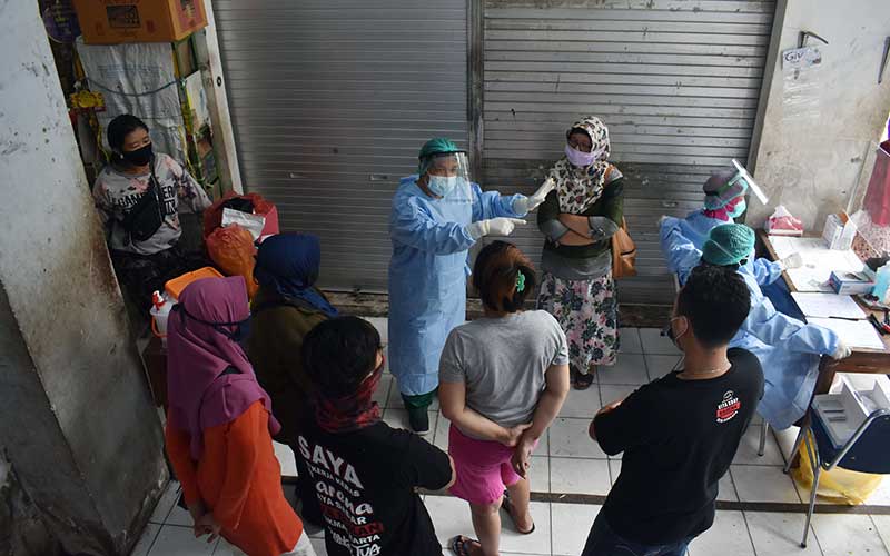  Ratusan Pedagang di Pasar Besar Kota Madiun Jalani Test Cepat Covid-19