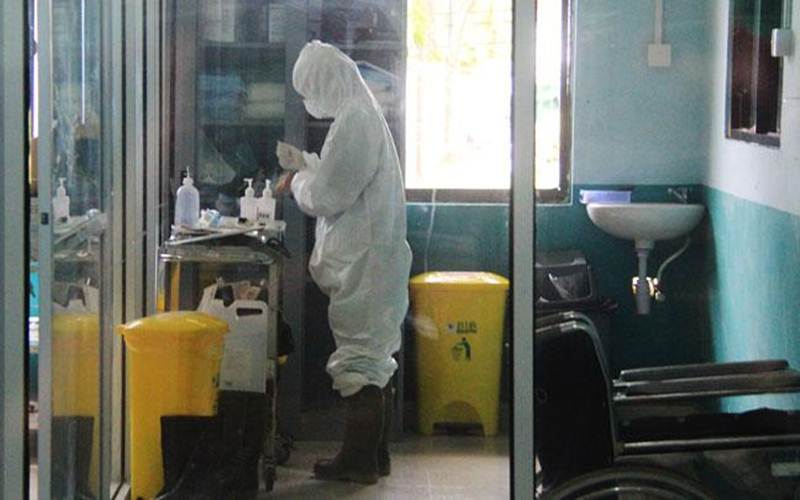 Petugas medis bersiap memakai alat pelindung diri untuk memeriksa pasien suspect virus Corona di ruang isolasi instalasi paru Rumah Sakit Umum Daerah (RSUD) Dumai di Dumai, Riau, Jumat, 6 Maret 2020./Antara