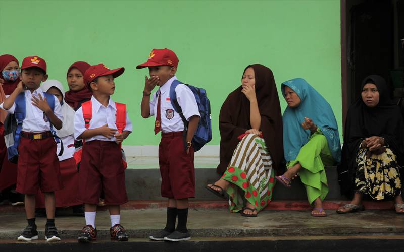 Ilustrasi - Sejumlah orang tua murid menunggu anaknya saat bersekolah pada hari pertama tahun ajaran baru di SD Negeri 1 Praja Taman Sari di Desa Wonuamonapa, Konawe, Sulawesi Tenggara, Senin (13/7/2020)./Antara-Jojon