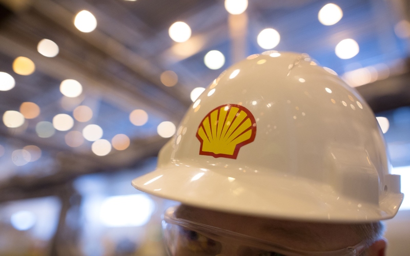 Karyawan menggunaan helm berlogo Shell./Bloomberg-Andrey Rudakov