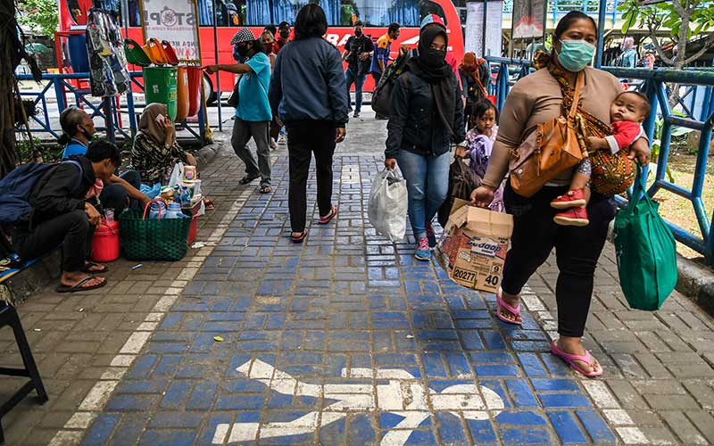  Arus Balik Libur Natal dan Tahun Baru Penumpang Bus di Terminal Kampung Rambutan
