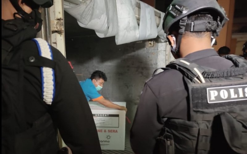  Dikawal Ketat Polisi, Vaksin Covid-19 Biofarma Tiba di Lampung