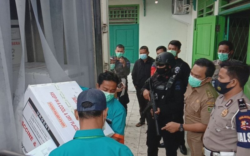  Dikawal Ketat, 30.000 Vaksin Covid-19 Sinovac Tiba di Palembang
