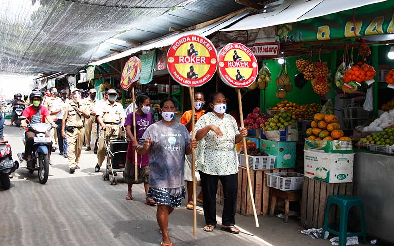  Relawan dan Petugas Dinas Kesehatan Menggelar Ronda Masker di Pasar Tradisional