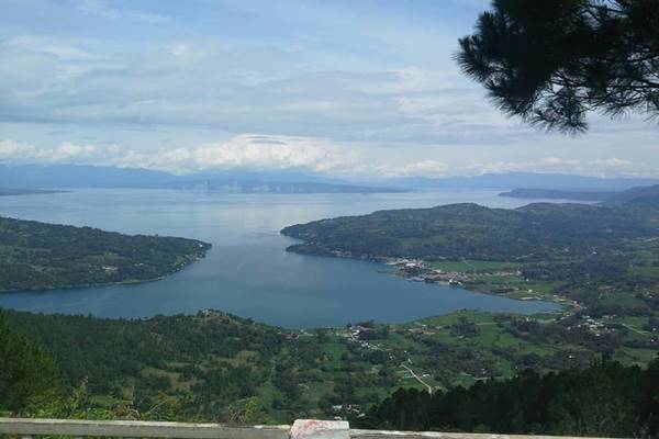 Danau Toba dilihat dari Geosite Sipinsur Kabupaten Humbang Hasundutan. JIBI/Nancy Junita 