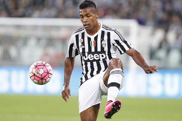  Setelah CR7, Bek Juventus Alex Sandro Positif Covid-19