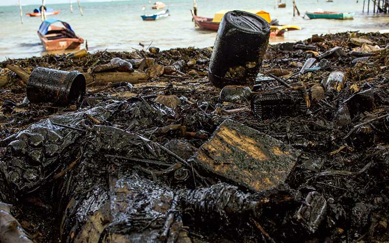  Limbah Minyak Hitam Cemari Pantai Utara Pulau Batam di Kepulauan Riau