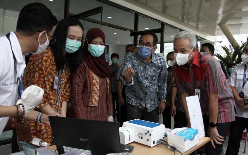  Gubernur Jateng Ganjar Pranowo Coba Alat Pendeteksi Covid-19 Buatan UGM