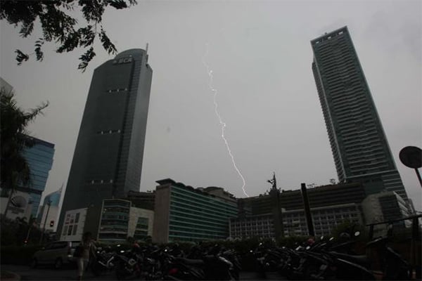  Cuaca Jakarta 7 Januari, Waspadai Hujan dan Petir pada Sore Hari