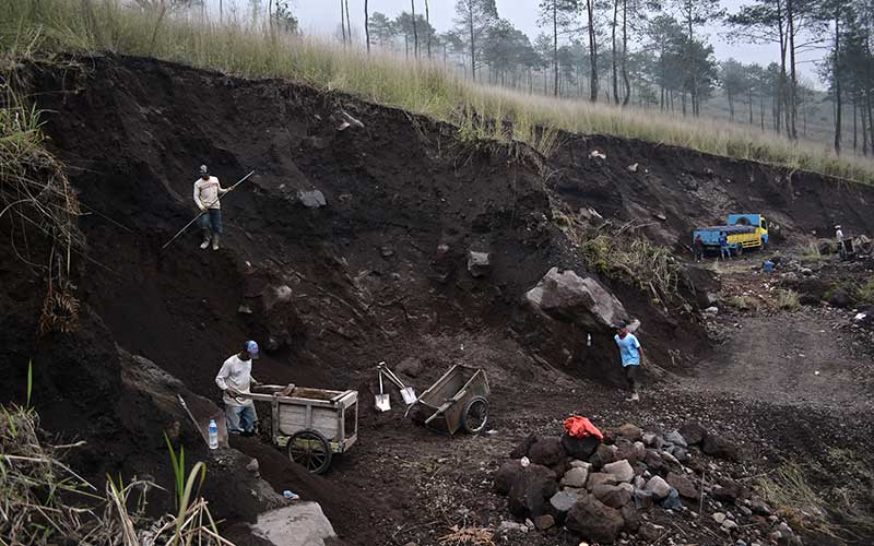  Aktivitas Penambang Pasir Liar di Kawasan Gunung Guntur Masih Marak