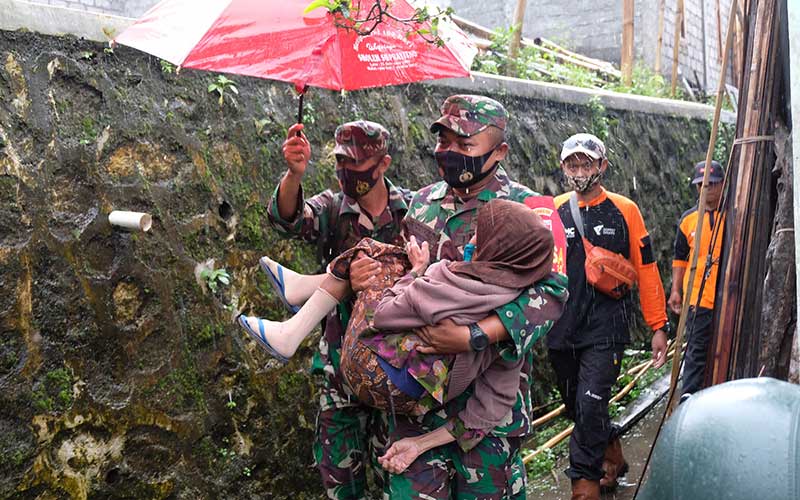  TNI Bersama Relawan Mengevakuasi Warga Seiring Meningkatnya Aktivitas Vulkanik Gunung Merapi