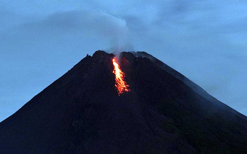  Merapi Puluhan Kali Muntahkan Lava Pijar, Status Masih Siaga