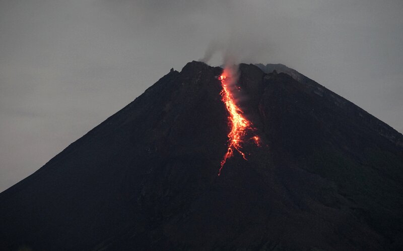  Merapi Luncurkan 17 Kali Lava Pijar Selama 12 Jam