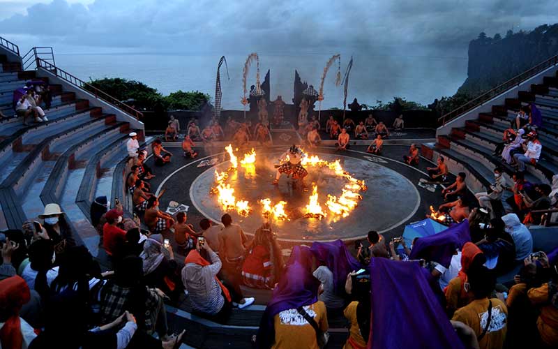  Bali Kembali Perbalakukan PSBB, Atraksi Tari Kecak Uluwatu Ditiadakan Sementara