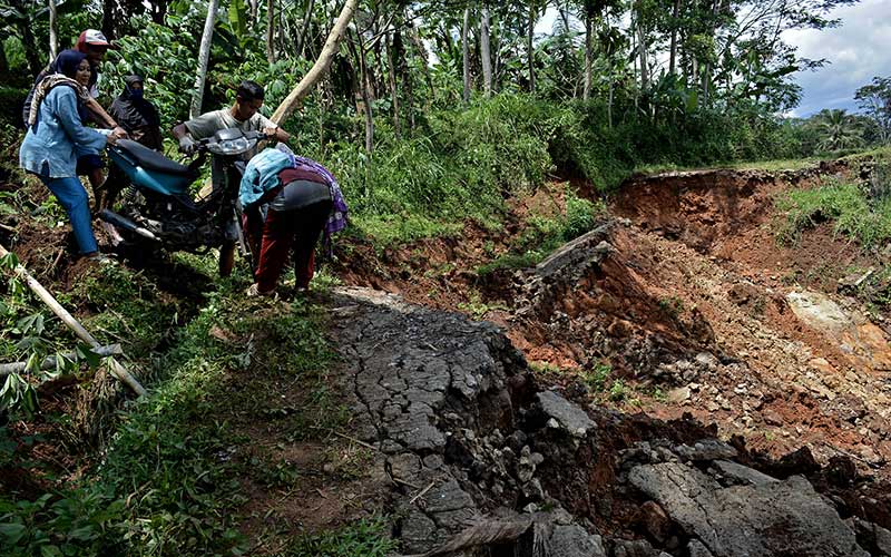  Jalan Antar Desa di Garut Jawa Barat Longsor